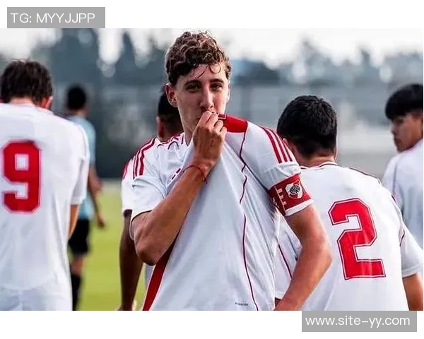 莱比锡官方宣布签约20岁中卫科内球员租回兰斯至赛季结束